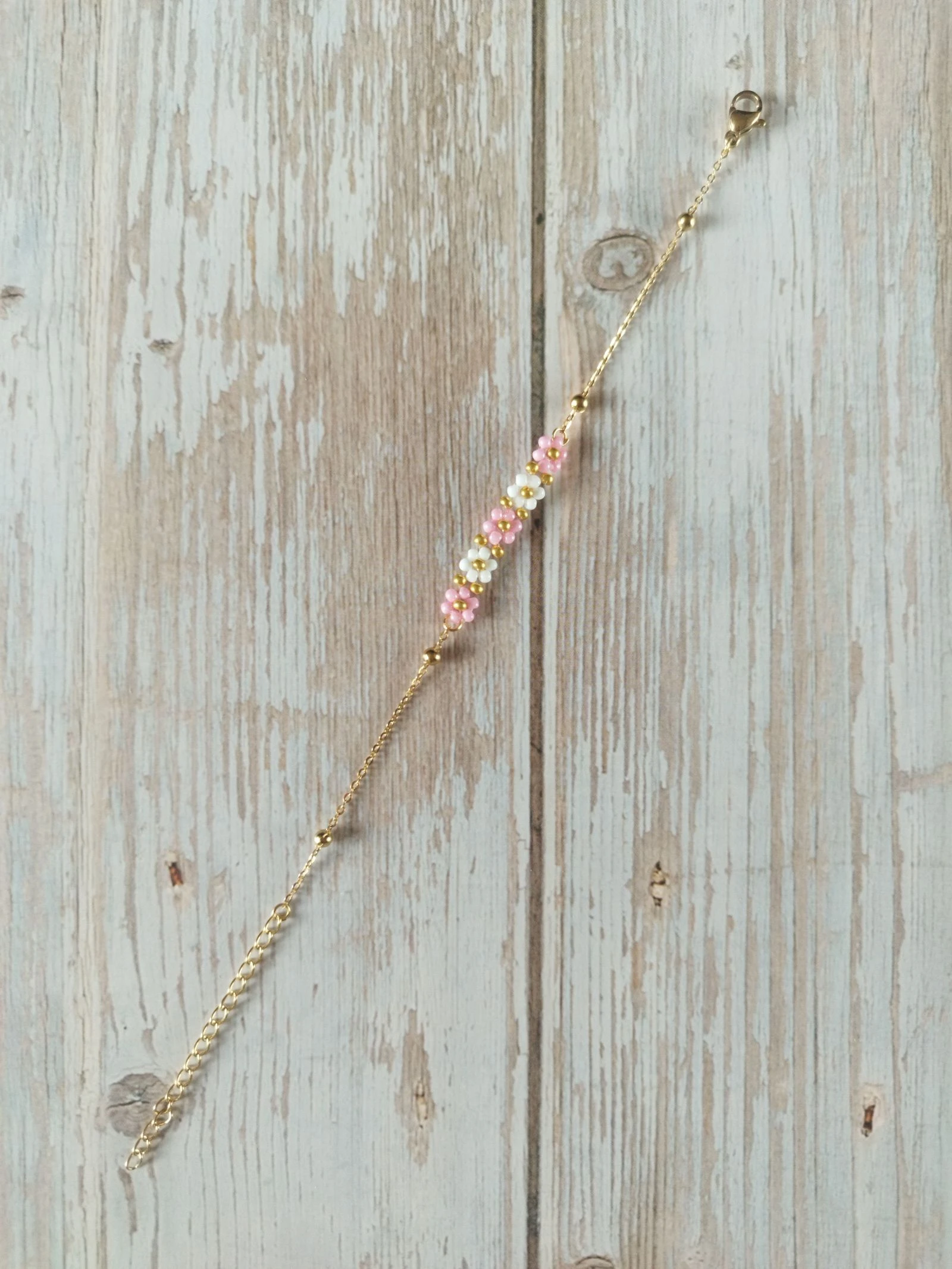 Bracelet doré en acier inoxydable et perles motifs fleurs